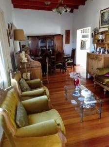 Sala de estar con sofás y mesa de centro en Temporarios Alto Verde en Córdoba
