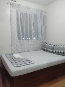 Postel nebo postele na pokoji v ubytování Kara's Suite