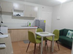 Kuchyň nebo kuchyňský kout v ubytování Kara's Suite