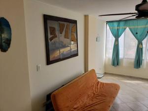 uma sala de estar com um sofá e uma janela em EDIFICIO LOS DELFINES Walk to the Beach em Atacames