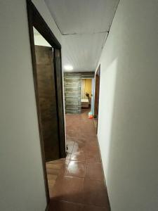un couloir vide menant à une chambre dans l'établissement Casa Salinas, à Salinas