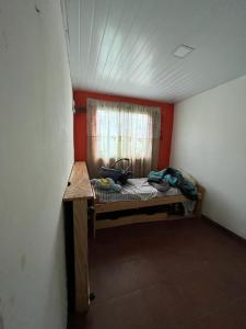 Cette petite chambre comprend un lit et une fenêtre. dans l'établissement Casa Salinas, à Salinas