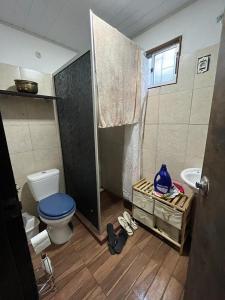 La salle de bains est pourvue de toilettes, d'une douche et d'un lavabo. dans l'établissement Casa Salinas, à Salinas