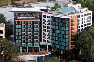 - une vue aérienne sur un grand bâtiment avec de nombreuses fenêtres dans l'établissement Merriweather Lakehouse Hotel, Autograph Collection, à Columbia