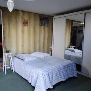 een slaapkamer met 2 bedden en een spiegel bij The Box in Passo de Torres