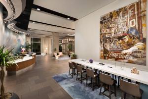 Twelve Midtown, Marriott Autograph Collection tesisinde bir restoran veya yemek mekanı