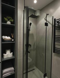 eine Dusche mit Glastür im Bad in der Unterkunft Luxurious Dreamy seaside apartment in Durrës
