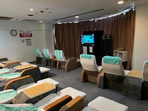 TV a/nebo společenská místnost v ubytování 男性専用サウナ&カプセル Men Only Capsule Room & Sauna, Bathhouse ミナミ下北沢 Minami Shimokitazawa