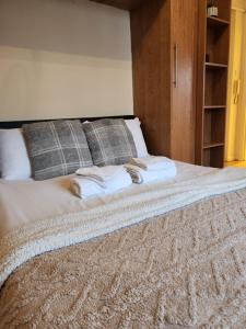 uma cama com duas toalhas e duas almofadas em UK CHAPS Retreat: Private Chelsea Studio em Londres