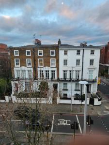 um grande edifício branco em frente a uma rua em UK CHAPS Retreat: Private Chelsea Studio em Londres