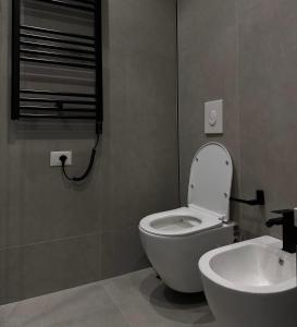 ein Bad mit einem WC und einem Waschbecken in der Unterkunft Luxurious Dreamy seaside apartment in Durrës