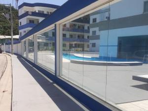 Bazén v ubytování Apartamento 101 com vista da piscina e mar nebo v jeho okolí