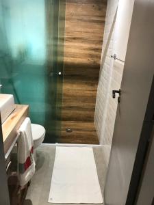 Ванна кімната в Amarilis Flat Maravilhoso - com serviço de hotelaria, sauna e piscinas climatizadas