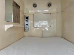 Postel nebo postele na pokoji v ubytování 男性専用サウナ&カプセル Men Only Capsule Room & Sauna, Bathhouse ミナミ下北沢 Minami Shimokitazawa + 6 fotografií