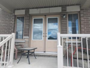 une maison avec une porte rose et une table dans l'établissement Honey Dew, à Bowmanville