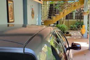 een auto geparkeerd voor een huis bij Joya de Santa Ana, Apartamento privado completo in Santa Ana