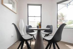 CBD Apartment with WiFi & Parking في لونسيستون: طاولة وكراسي في غرفة بها نافذة +9 صور