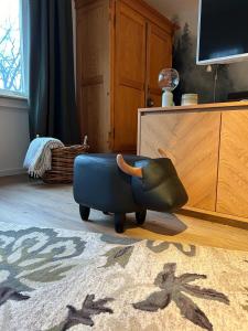 een woonkamer met een blauwe poef op de vloer bij City Apartment Baden-Baden in Baden-Baden +9 foto's