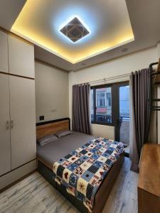 - une chambre avec un lit dans l'établissement Cozy house near Pink Church, à Hô-Chi-Minh-Ville