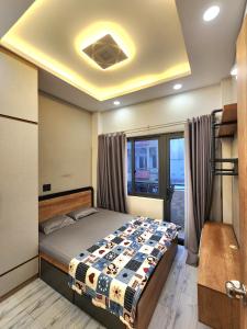 una camera con un letto di Cozy house near Pink Church ad Ho Chi Minh