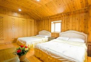 A bed or beds in a room at 芹壁幸福海岸民宿-民宿編號051