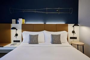 Ein Bett oder Betten in einem Zimmer der Unterkunft the Deutz, a Tribute Portfolio Hotel