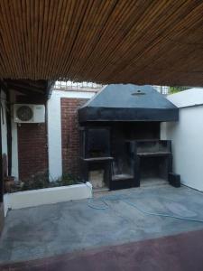 a patio with an outdoor oven with a blue cord at Departamento para 4 personas. in Maipú