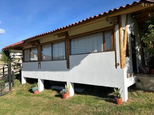 una casa con ventanas y plantas delante de ella en Quynza, en Guatavita