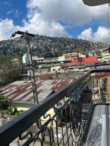 einen Balkon mit Stadtblick in der Unterkunft Sassy's Place II in Baguio City