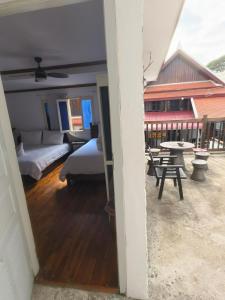 Blick auf ein Schlafzimmer mit 2 Betten und einem Tisch in der Unterkunft 左岸小筑 in Luang Prabang