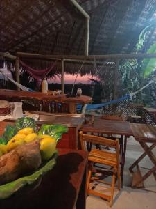 Cette chambre dispose de tables en bois et d'un bouquet de bananes. dans l'établissement Incanto do paraiso, à Icaraí