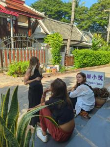 Eine Gruppe von Frauen auf der Straßenseite in der Unterkunft 左岸小筑 in Luang Prabang