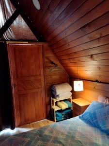 ein Schlafzimmer mit einem Bett und einer Holzdecke in der Unterkunft Linda Chacara com 2 Chalés em Boituva in Boituva