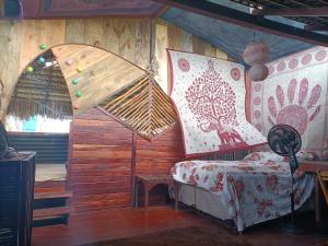 - une chambre avec un lit dans une pièce dotée de murs en bois dans l'établissement Incanto do paraiso, à Icaraí