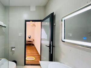 Postel nebo postele na pokoji v ubytování Vuong Tran Diamond