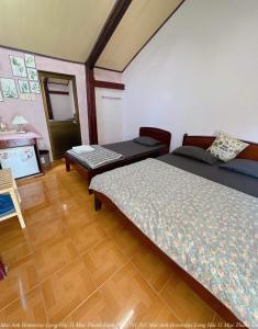 um quarto com duas camas e uma tv nele em Mai Anh Homestay Long Hải em Long Hai