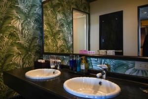 a bathroom with two sinks and a large mirror at ホテル ラヴィアン HOTEL Lavien 