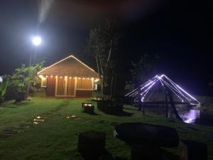 ein Haus mit einem beleuchteten Zelt in der Nacht in der Unterkunft Dak Nguyen Homestay & Farm 2 in Gia Nghĩa