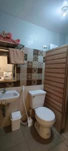 y baño con aseo y lavamanos. en Sassy's Place II, en Baguio