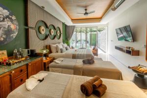 TV a/nebo společenská místnost v ubytování Monolocale Luxury Resort & Spa Seminyak by Ini Vie Hospitality