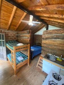 um quarto com um beliche num camarote em Cabañas de madera 25 m2 Estilo Rústico em La Granja