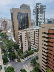eine Luftansicht einer Stadt mit hohen Gebäuden in der Unterkunft Volpi Residence na Savassi - Sinta-se em casa! in Belo Horizonte