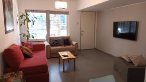uma sala de estar com dois sofás e uma mesa de centro em CASA GRANDE em Mendoza