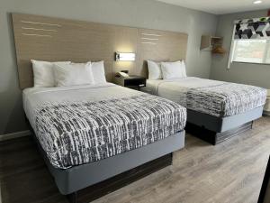 dwa łóżka w pokoju hotelowym z dwoma łóżkami w obiekcie Copper Manor Motel w mieście Silver City