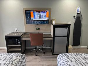 an office with a desk with a computer on the wall at Copper Manor Motel in Silver City