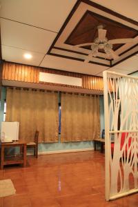 sala de estar con ventilador de techo y mesa en Koh Kood Cabana en Ban Lak Uan