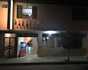 un edificio por la noche con la parte delantera de un restaurante en Hostal Rodinn, en Nazca