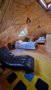 um quarto com um pufe num quarto de madeira em ANGEL DOMO em Puerto Montt