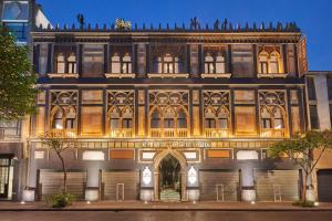 メキシコシティにあるCity Centro by Marriott Ciudad de Mexicoの看板のある古い建物