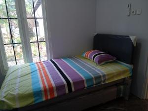 Tempat tidur dalam kamar di Siroen Homestay